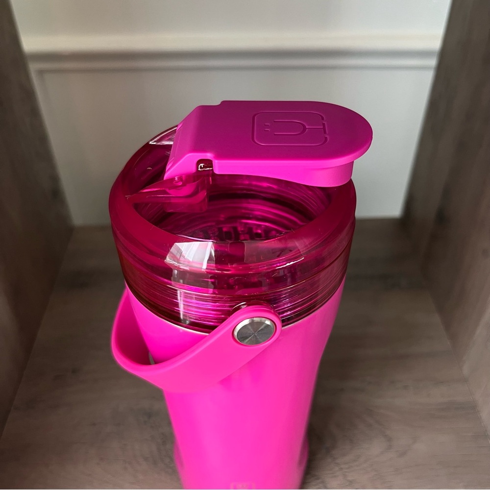 Brumate Vivid Magenta Multishaker - Picture 4 of 7